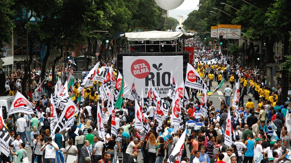 -no-centro-do-rio-de-janeiro-nesta-segunda-feira-26-centenas-de-manifestantes-participam-do-ato-na-avenida-rio-branco-que-foi-1353951455873_1920x1080_1354021768.64.jpg